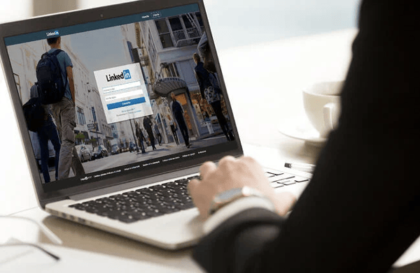 Personne qui se connecte à son profil LinkedIn