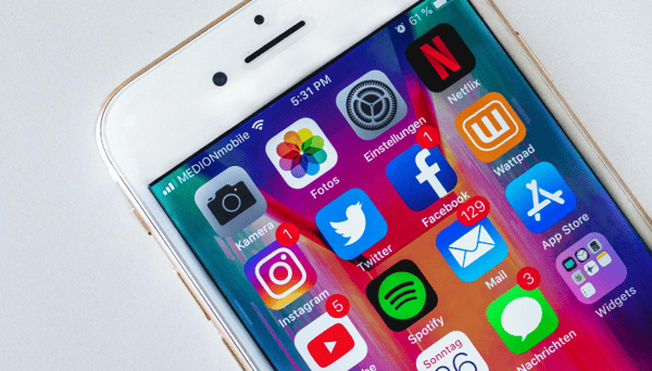 Réseaux sociaux sur téléphone