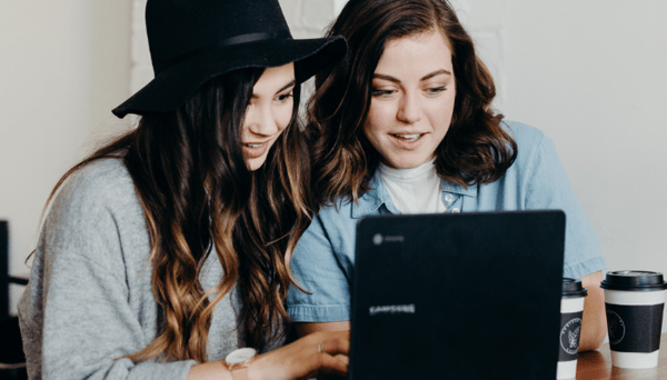 Filles utilisant l'ordinateur et donc le parcours utilisateurs