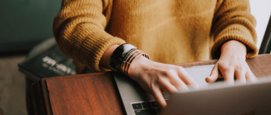 Personne qui remplit des formulaires HubSpot