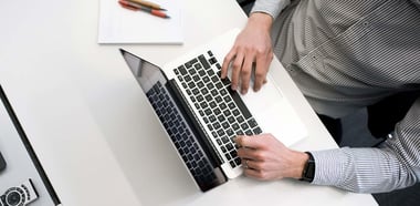 Personne à l'ordinateur